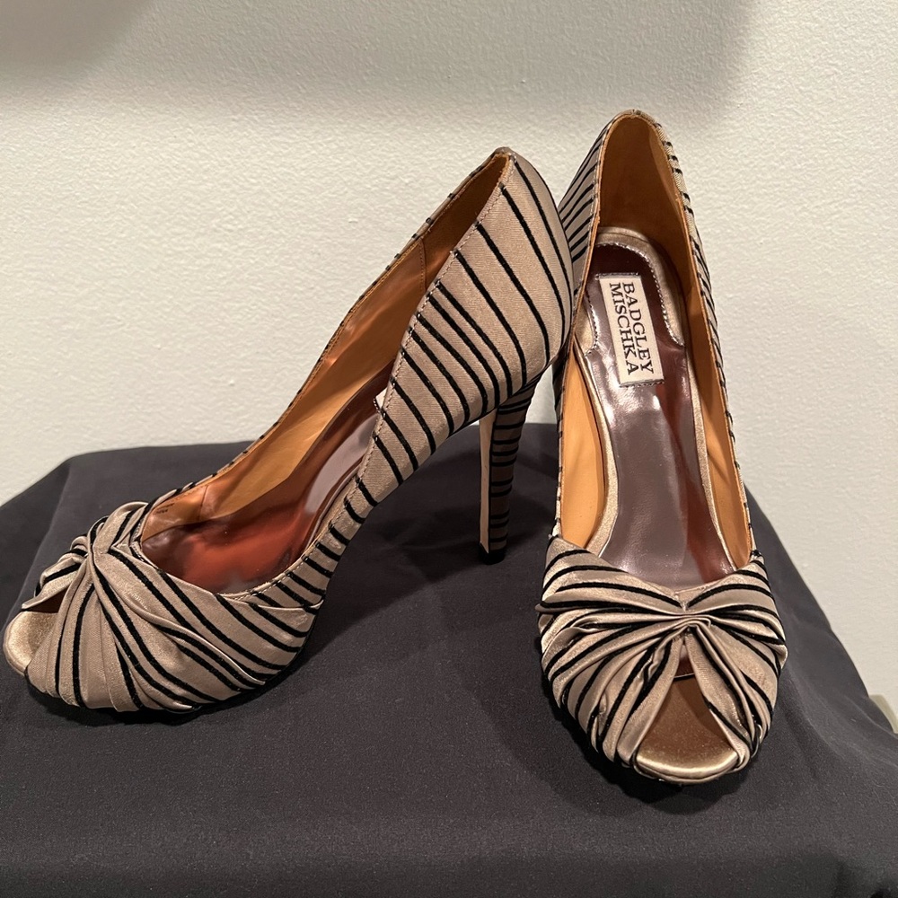 NEW in Box Badgley Mischa Ryba Beautiful Peep-Toe Heels with Dust Bag, Size 6.5